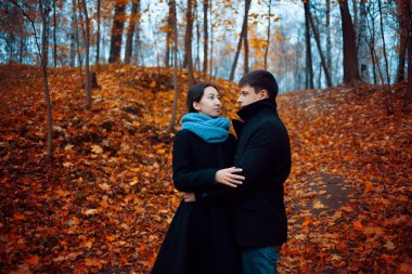 Genç çift Güz Park. Hoş adam ve bir kız birlikte yürüyüş