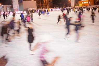 Moskova, Rusya - 20 Kasım 2016: Bir sürü insan genel buz pateni pisti Moscow Sokolniki Park sürme