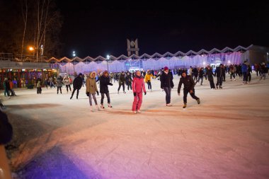 Moskova, Rusya - 20 Kasım 2016: Bir sürü insan genel buz pateni pisti Moscow Sokolniki Park sürme