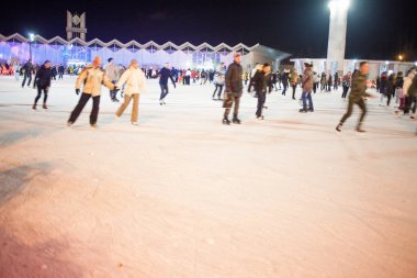 Moskova, Rusya - 20 Kasım 2016: Bir sürü insan genel buz pateni pisti Moscow Sokolniki Park sürme