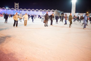 Moskova, Rusya - 20 Kasım 2016: Bir sürü insan genel buz pateni pisti Moscow Sokolniki Park sürme