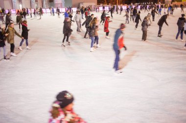 Moskova, Rusya - 20 Kasım 2016: Bir sürü insan genel buz pateni pisti Moscow Sokolniki Park sürme