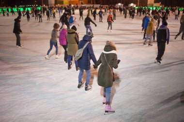 Moskova, Rusya - 20 Kasım 2016: Bir sürü insan genel buz pateni pisti Moscow Sokolniki Park sürme