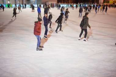 Moskova, Rusya - 20 Kasım 2016: Bir sürü insan genel buz pateni pisti Moscow Sokolniki Park sürme
