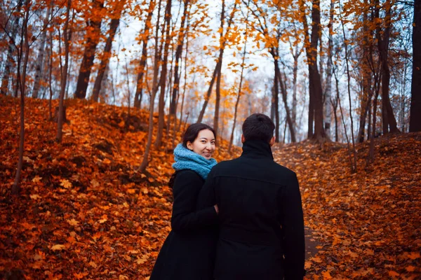 Fecha de otoño, una encantadora pareja joven — Foto de Stock