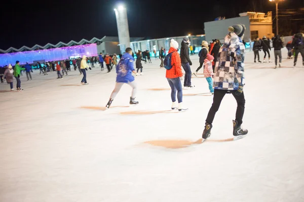 Moskova, Rusya - 20 Kasım 2016: Bir sürü insan genel buz pateni pisti Moscow Sokolniki Park sürme