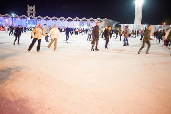 Moskova, Rusya - 20 Kasım 2016: Bir sürü insan genel buz pateni pisti Moscow Sokolniki Park sürme