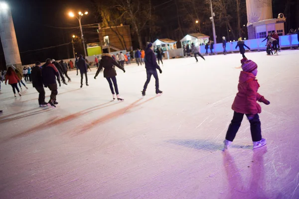 MOSCOU, RUSSIE - 20 NOVEMBRE 2016 : Beaucoup de gens roulent sur la patinoire publique dans le parc Sokolniki à Moscou — Photo