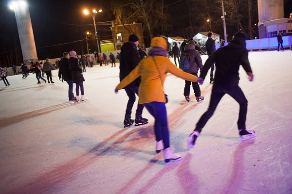 Moskova, Rusya - 20 Kasım 2016: Bir sürü insan genel buz pateni pisti Moscow Sokolniki Park sürme