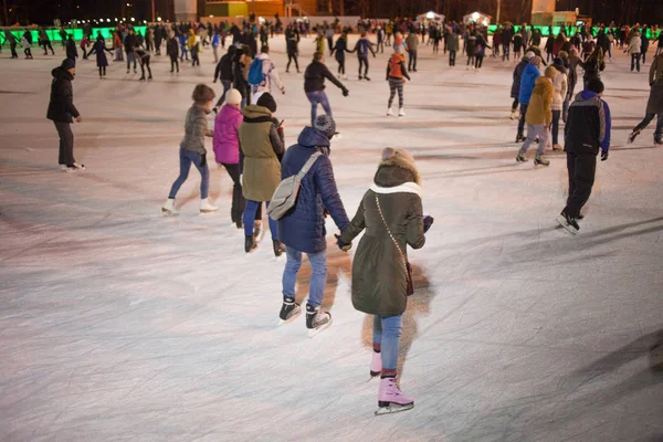 Moskova, Rusya - 20 Kasım 2016: Bir sürü insan genel buz pateni pisti Moscow Sokolniki Park sürme