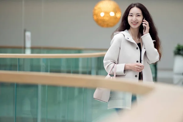 Asian girl talking on the phone, shopping Mall — Stock Photo, Image