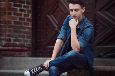 denim, genç adam yürüyor sokak, sit
