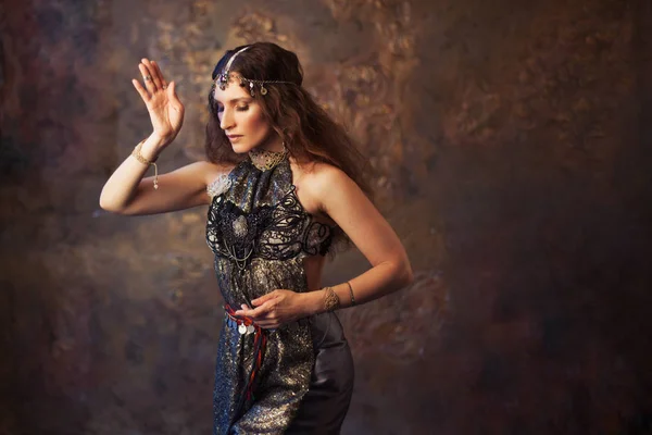 Kabile dansçı, dokulu bir arka plan üzerinde etnik tarzda güzel kadın — Stok fotoğraf