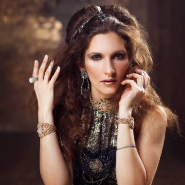 Kabile dansçı, dokulu bir arka plan üzerinde etnik tarzda güzel kadın portresi