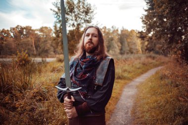 Sakallı adam knight. Bir adam Kostüm giymiş bir ortaçağ kılıç