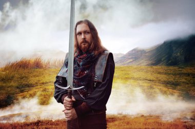 Sakallı adam knight. Bir adam Kostüm giymiş bir ortaçağ kılıç