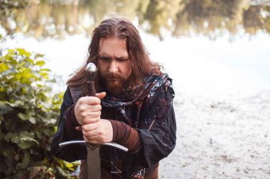 Knight bir kılıç ile diz eğdi