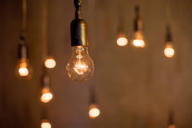 Birçok lambalar, ışık, iyi fikirler kavramı ile arka plan