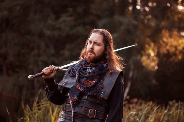 Ridder in het forest. Een man in middeleeuwse klederdracht met een zwaard — Stockfoto