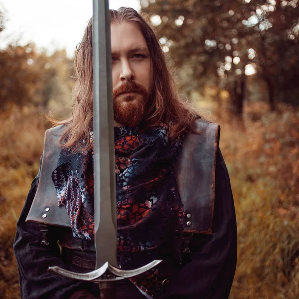 Bärtiger Mann Ritter. ein Mann im mittelalterlichen Kostüm mit Schwert — Stockfoto