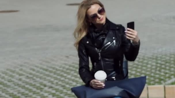 Fată la modă în jachetă de piele care face un selfie pe smartphone — Videoclip de stoc