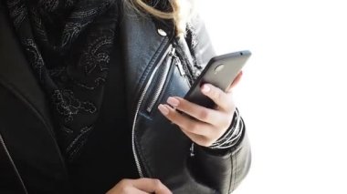 Kız okuma ya da sosyal ağ izlerken smartphone messenger kullanıyor