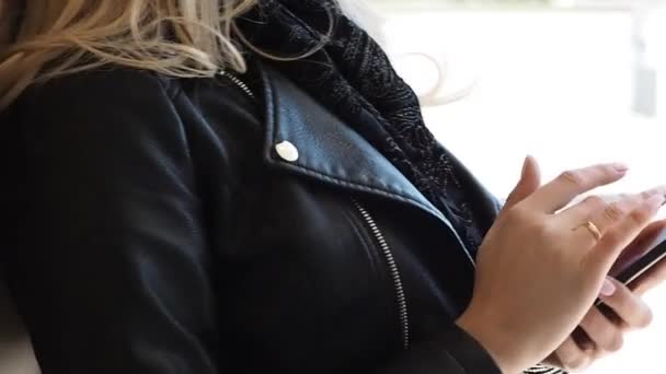 Девушка использует смартфон мессенджер чтение или просмотр социальной сети — стоковое видео