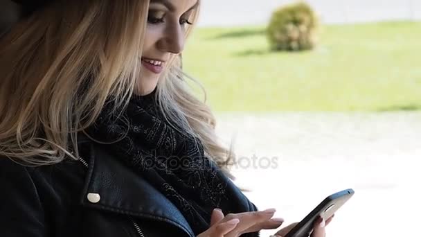 Το κορίτσι χρησιμοποιεί τον αγγελιοφόρο smartphone διαβάζετε ή παρακολουθείτε για κοινωνικό δίκτυο — Αρχείο Βίντεο