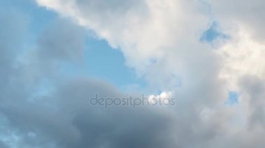 Mavi gökyüzü. Güzel kümülüs bulutlar gökyüzünde, uçan alacakaranlık