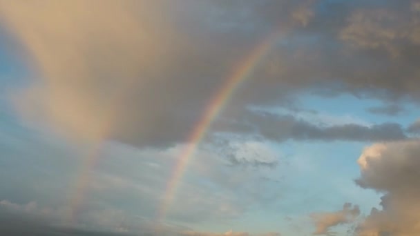 Arco-íris incrível no céu da noite, nuvens estão voando — Vídeo de Stock