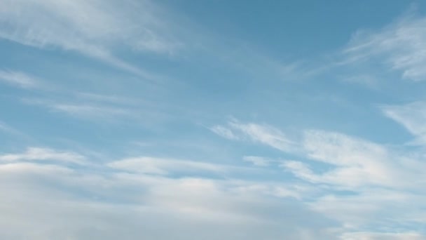 Нежные облака Цирруса в голубом небе приближаются к закату — стоковое видео