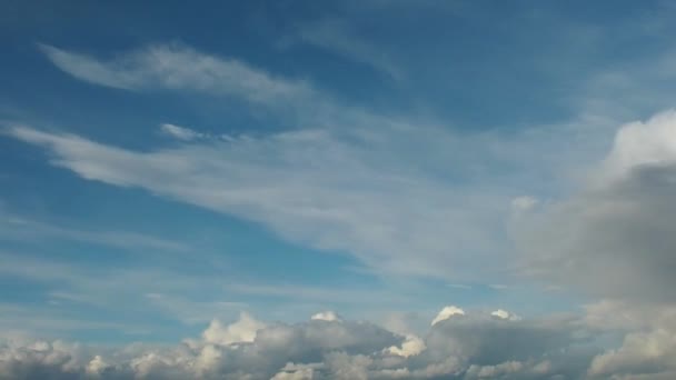 Dos capas de nubes en el cielo de la tarde — Vídeo de stock