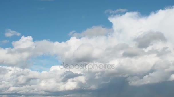 Błękitne niebo. Piękne chmury Cumulus, latające po niebie, Zmierzch — Wideo stockowe