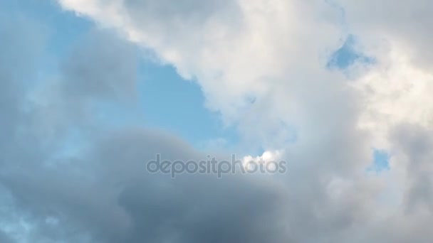 Cielo blu. Bellissime nuvole cumulo che volano attraverso il cielo, crepuscolo — Video Stock