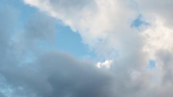 Cielo blu. Bellissime nuvole cumulo che volano attraverso il cielo, crepuscolo — Video Stock