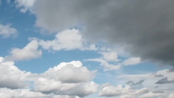 De lucht wordt lichter. Wolken vliegen snel op de blauwe lucht. — Stockvideo