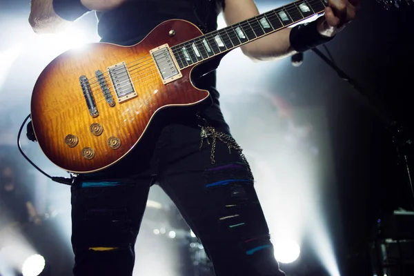 Guitarrista no palco, close-up de guitarra — Fotografia de Stock