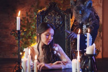 Güzel kız, masal, kavram için yardım dışarı korkunç canavar ulaşır.