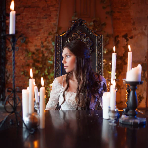 Mistik manor bir masada vintage elbiseli güzel genç kadın