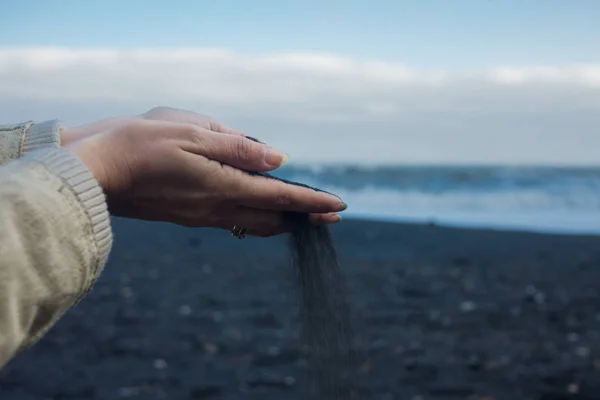 Arena volcánica negra. Vierte la arena. Islandia, playa de Vik — Foto de Stock