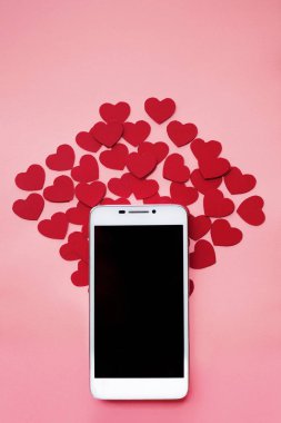Birçok kupa ve smartphone. Sosyal ağlar ya da Dating app. pembe arka plan gibi kavramı