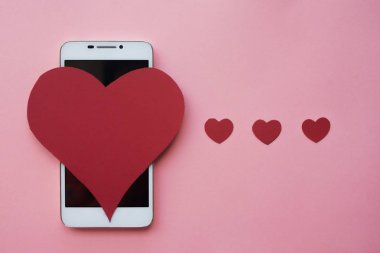 Valentine ve smartphone. Sosyal ağlar ya da Dating app. pembe arka plan gibi kavramı