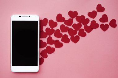 Birçok kupa ve smartphone. Kavramı gibi sosyal ağlar ya da Dating app. pembe arka plan