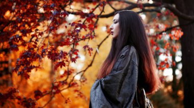 Kimono kırmızı akçaağaç arka plan üzerinde Asyalı kız