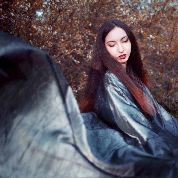 Danza giovane donna in kimono, costume asiatico — Foto Stock