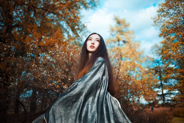 Bailando joven en kimono, Traje asiático — Foto de Stock