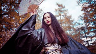 Genç kadın kimono, Asya kostüm dans