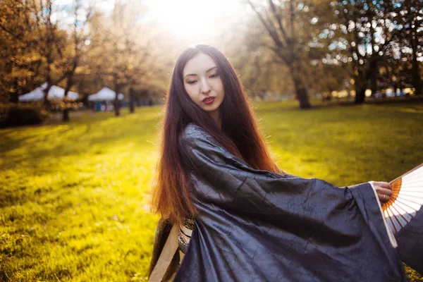 Genç kadın kimono, Asya kostüm dans — Stok fotoğraf