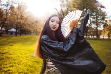 Genç kadın kimono, Asya kostüm dans