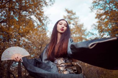 Genç kadın kimono, Asya kostüm dans